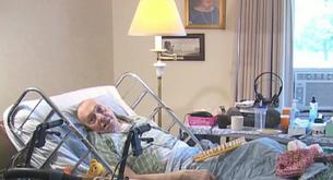 Este enfermo de cáncer teje cientos de gorros para personas sin hogar