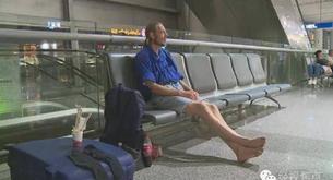Esperó 10 días en el aeropuerto para conocer a una chica