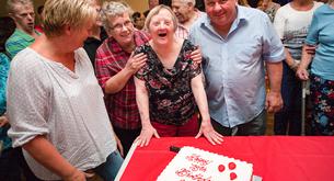 Esta es la mujer Síndrome de Down más anciana del mundo, y las redes la adoran