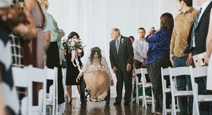 Esta novia paralítica conmovió a todos caminando hacia el altar