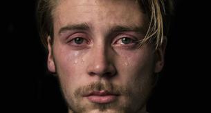 Fotografía a hombres llorando para acabar con el tópico
