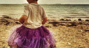 A esta madre la acusaron de “abuso infantil” por dejar que su hijo lleve falda