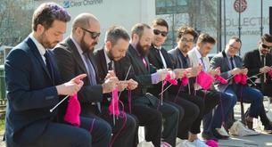 ¿Por qué estos hombres en traje comenzaron a tejer en medio de la calle?