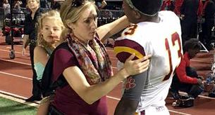 Trabajando, embarazada y con una hija: esta mamá es la sensación de las redes