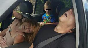 La foto de este niño presenciando la sobredosis de su abuela da la vuelta al mundo