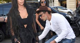 Un hombre asalta a Kim Kardashian en plena calle para besarle el culo