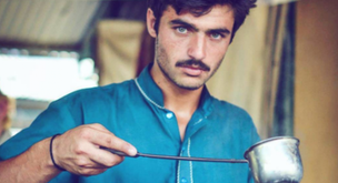 El vendedor de té de Pakistán que se convirtió en modelo gracias a las redes