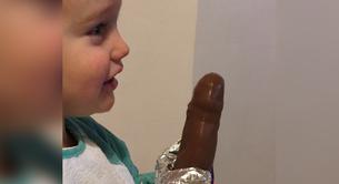 Indignado al ver la forma de la chocolatina de Papá Noel de su hijo