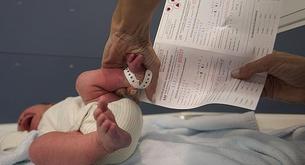 Una abuela intenta devolver a su nieto en el hospital por ser demasiado feo