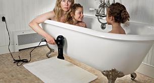 Las inquietantes y polémicas fotos familiares de esta madre revolucionan la red