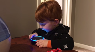 Le pide una canción infantil a su juguete electrónico y este le contesta con... porno