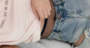 Si las medias asoman por encima del pantalón no es descuido, es tendencia