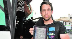 Se enamora de una desconocida y empapela la ciudad para encontrarla