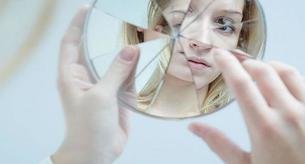 ¿Qué hacer para evitar la mala suerte cuando se rompe un espejo? 