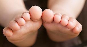 Viola varias veces a su hija de dos años y lo retransmite por internet