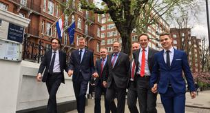 La sorprendente moda de los hombres que pasean de la mano