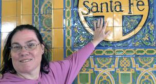 Una mujer enamorada de una estación de tren