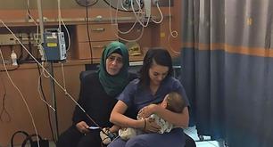 Una enfermera judía amamanta al bebé de una paciente palestina