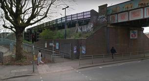 Pide ayuda a un hombre después de ser violada y este la viola también