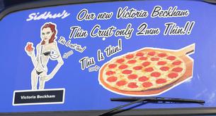 Un restaurante utiliza la extrema delgadez de Victoria Beckham para vender pizzas
