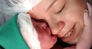 El conmovedor vídeo de la recién nacida que abrazó a su madre al nacer