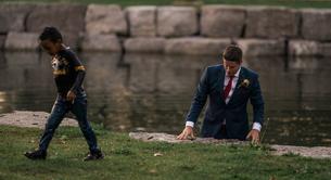 A este novio no le importó arruinar su traje para salvar a un niño en su boda