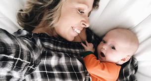 Esta bebé de dos meses se emociona al oír a su madre por primera vez