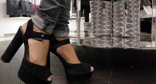 Unos zapatos de tacón para protegernos de la violencia machista