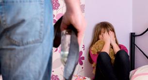 Viola a un bebé de 7 meses delante de su hermana de 3 años