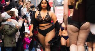 Estas mujeres improvisaron un desfile en la calle contra Victoria's Secret