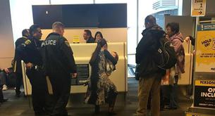 Expulsada de un avión por amamantar a su bebé