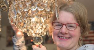 Planea casarse con un candelabro que compró por eBay