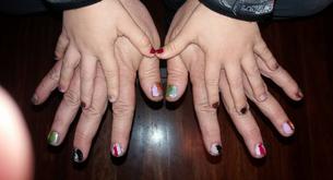 Este padre se pinta las uñas para que su hijo vea que no hay nada de malo en ello