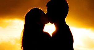 Dos delincuentes en plena fuga se detienen para darse un apasionado beso