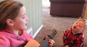 Esta niña cantando a su hermano Síndrome de Down conmueve a millones de personas