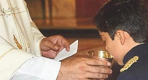 Un niño entrega todo el dinero de su comunión a una ONG