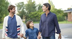 Este niño adoptado por una pareja homosexual dice ser afortunado por tener la “familia perfecta”