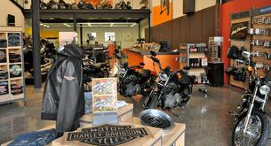 Una tienda de motos cuelga el cartel más machista que hemos visto nunca