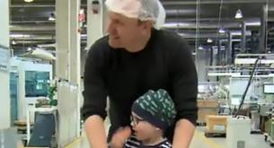 Los compañeros de este padre viudo le donan sus vacaciones para que cuide de su hijo