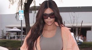 Fíjate bien en esta foto: ¿se le ha ido a Kim Kardashian la mano con el Photoshop?