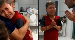 La reacción de un niño que vuelve a oír gracias al regalo de sus vecinos