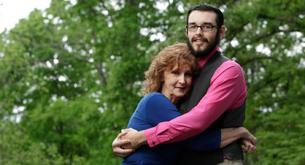 Esta pareja se ha hecho viral por su diferencia de edad: él tiene 19 años y ella 72