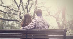 Le pide a su novio un último beso antes de cortar y él acaba en el hospital