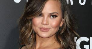 La modelo Chrissy Teigen muestra en una foto la realidad del posparto