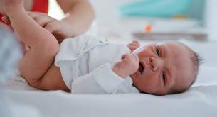 Esta madre sugiere pedir consentimiento a los bebés para cambiarles el pañal