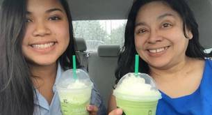 Se hace esta foto con su madre cada año, pero la última te romperá el corazón