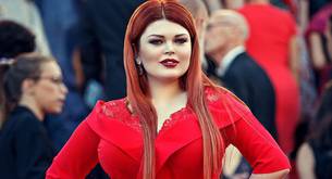 Le pisan la falda y se queda en bragas en la alfombra roja de Cannes