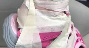 Despedidos dos cuidadores por pegar los zapatos con cinta adhesiva a un bebé