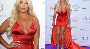 Esta modelo posó sin darse cuenta de lo que había en la cola de su vestido