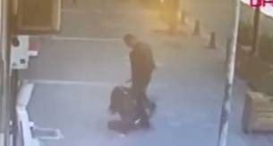 Ve como un hombre está pegando a una mujer y hace esto para impedirlo